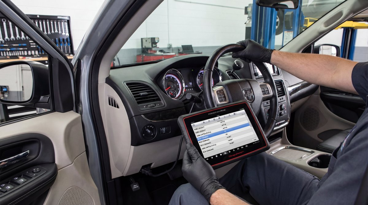 Step-by-step guide showing checking live data for horn lockout in a professional auto repair shop